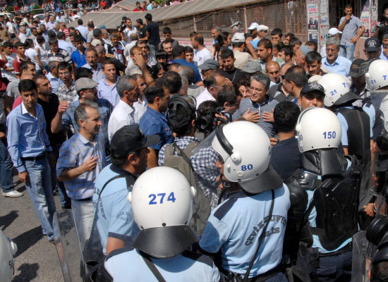 Diyarbakır'da ortalık karıştı - Resim: 1