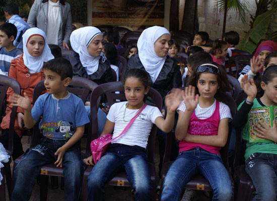 Suriyeli yetimlerin buruk sevinci - Resim: 1