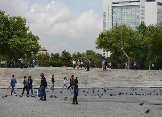 3 kadın polisi yakan fotoğraf - Resim: 1