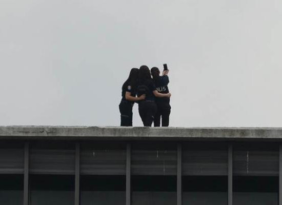 3 kadın polisi yakan fotoğraf - Resim: 4