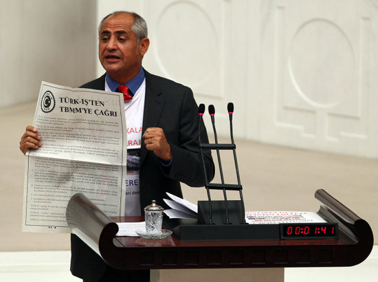 CHP'li vekillerden tişörtlü protesto! - Resim: 2
