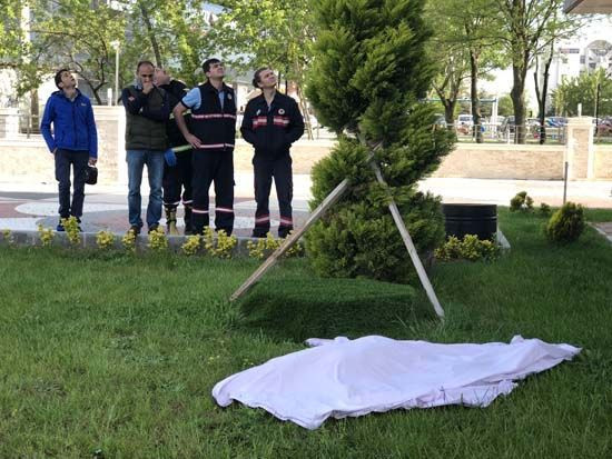 Lüks rezidansta sır ölüm! İtfaiyeciler çarşafı kaldırınca... - Resim: 4