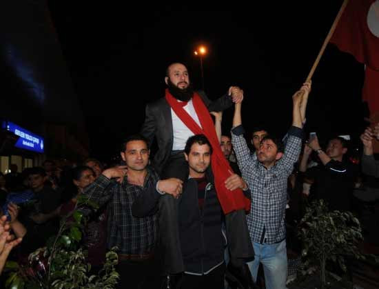 İlk iş sakallarını kesti - Resim: 2