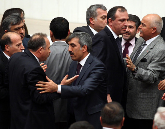 Meclis'te neredeyse kavga çıkıyordu - Resim: 1