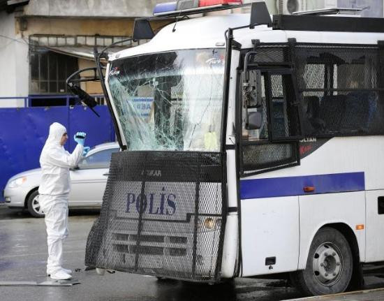 AK Parti il binası önünde patlama - Resim: 1