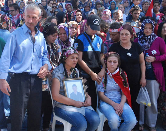 Şemdinli şehitleri böyle uğurlandı - Resim: 4