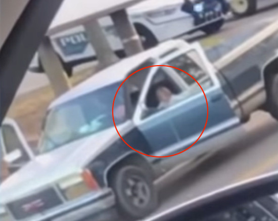 Efsane bir görüntü! ABD'de babası gözaltına alınan bebeğin yaptığına bakın - Resim: 1