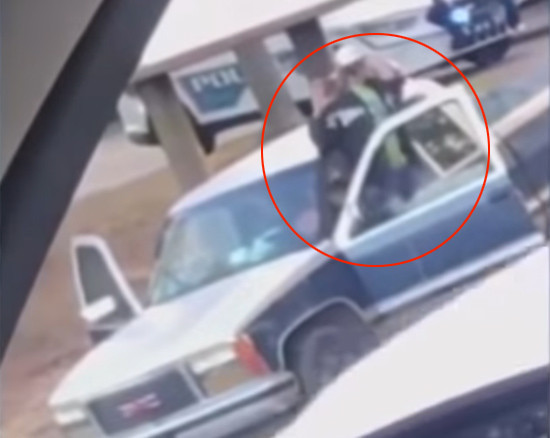 Efsane bir görüntü! ABD'de babası gözaltına alınan bebeğin yaptığına bakın - Resim: 2