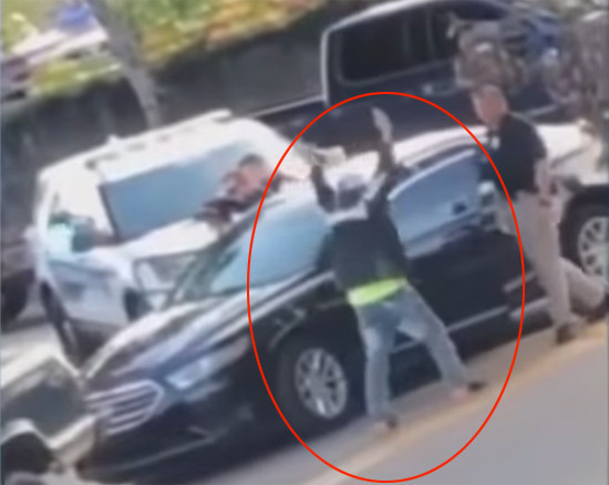 Efsane bir görüntü! ABD'de babası gözaltına alınan bebeğin yaptığına bakın - Resim: 3