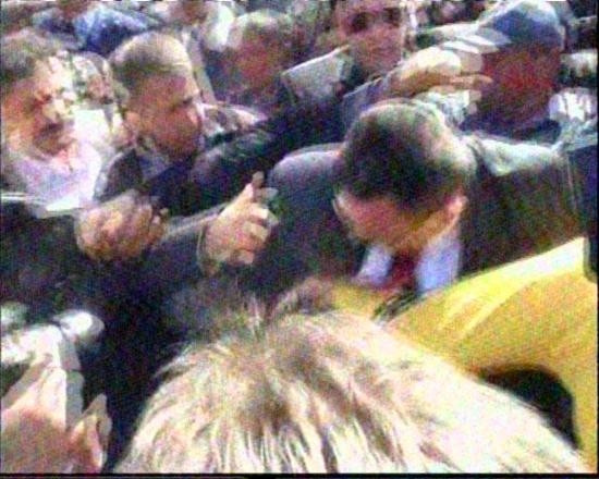 Bakan Yıldız'a yumruklu saldırı - Resim: 4