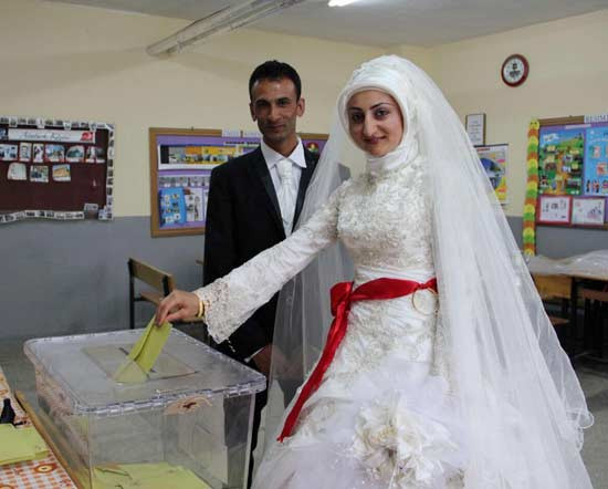 Düğünden önce oy kullandılar - Resim: 3