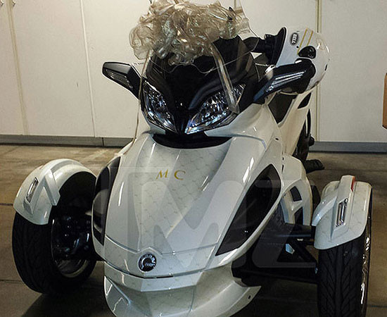 Miley Cyrus yeni aracı ile yollarda! - Resim: 2