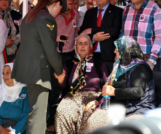 Gözyaşlarını komutan sildi - Resim: 4