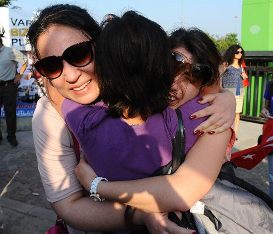 AYM önünde büyük sevinç! - Resim: 1