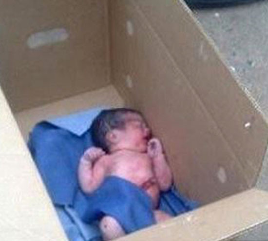 Kapısının önünde koli buldu içindeki bebeği evlat edinince bakın ne oldu - Resim: 1