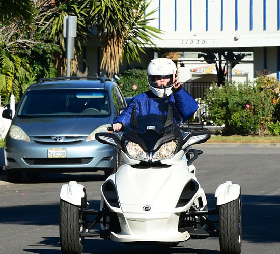 Miley Cyrus yeni aracı ile yollarda! - Resim: 1