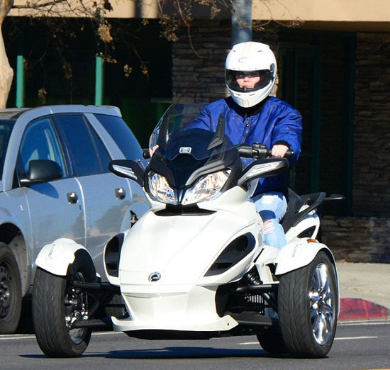 Miley Cyrus yeni aracı ile yollarda! - Resim: 4