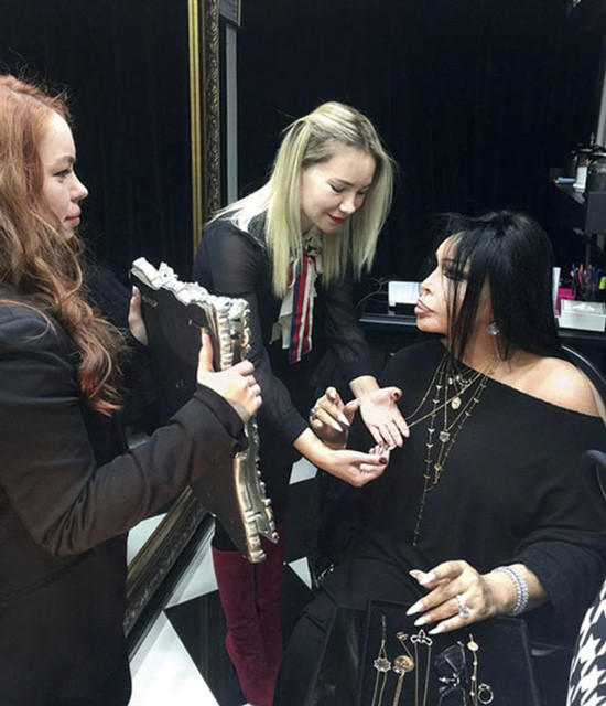 Ünlü isim Bülent Ersoy'a özendi gece yarısı mağaza açtırdı! - Resim: 1