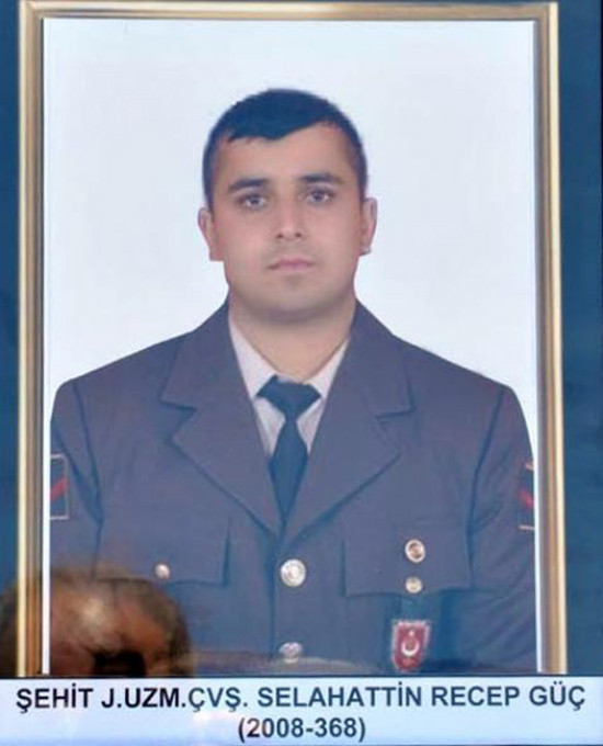 Şehit cenazesinde sloganlar atıldı - Resim: 4