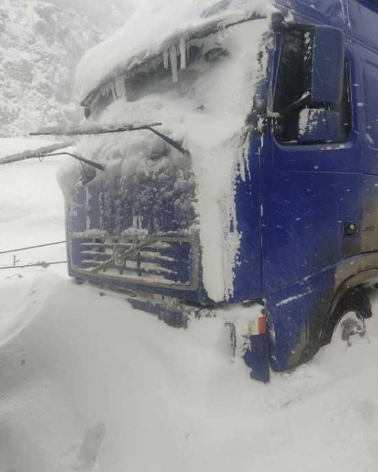Rusya'da otoyola çığ düştü! Türk şoförler mahsur kaldı - Resim: 1