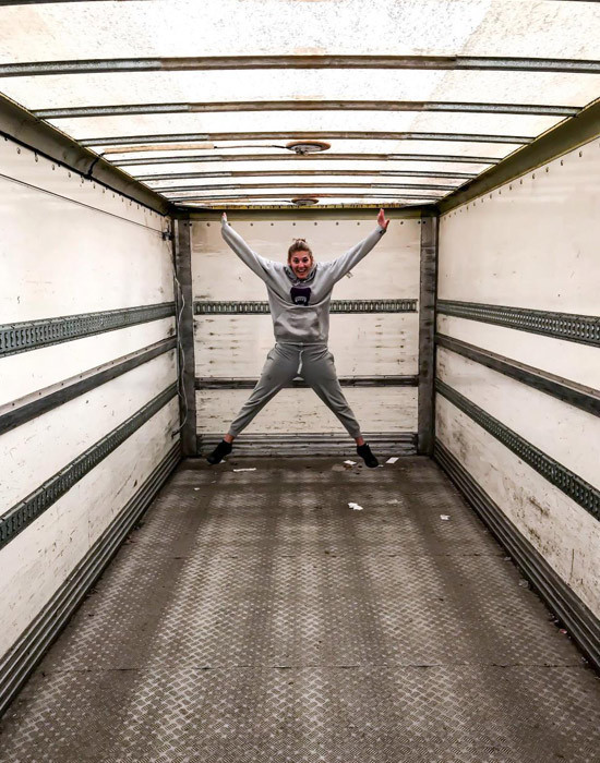 Konaklama ücreti ödemekten bıkınca çözümü kamyon evde buldular! - Resim: 3