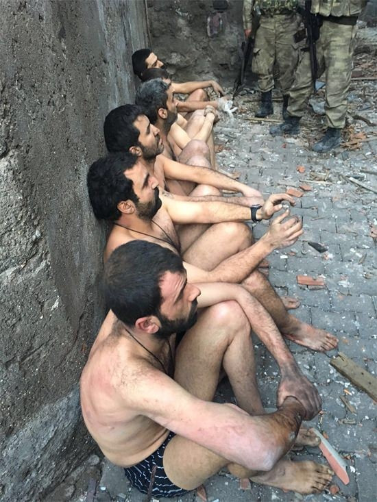 Sur'da PKK'lı teröristler çırılçıplak teslim oldular! - Resim: 3