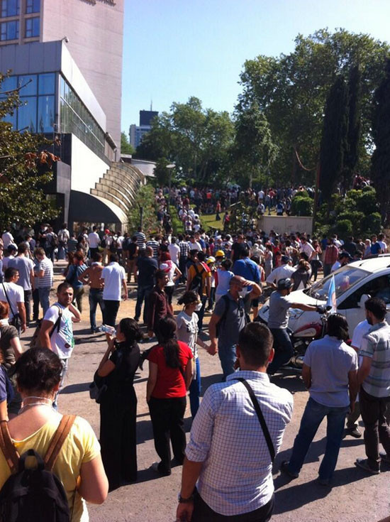 Polis Gezi Parkı'ndan çekilmeye başladı - Resim: 3