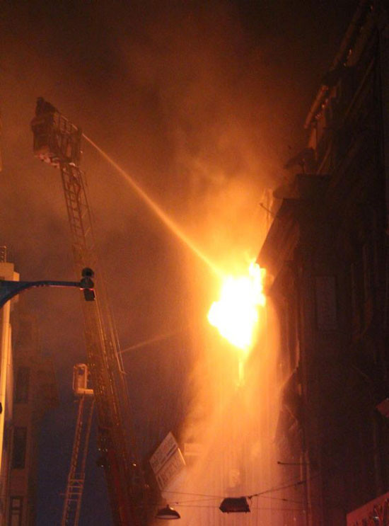 Tarihi han alev alev yandı - Resim: 2