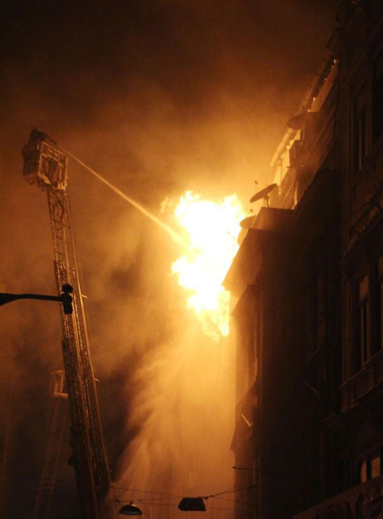 Tarihi han alev alev yandı - Resim: 4