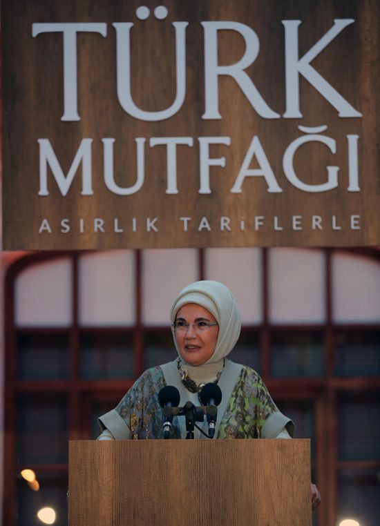 Emine Erdoğan, Cumhurbaşkanı'nın kahvaltıda en sevdiği şeyi açıkladı! 'Nisan yağmurundan yoğurt mayalıyorum' - Resim: 1