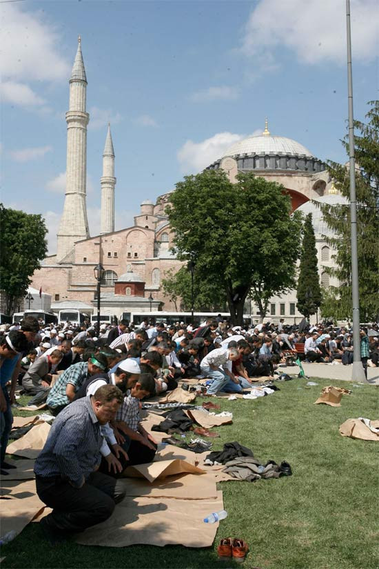 Ayasofya önünde namazlı eylem - Resim: 2