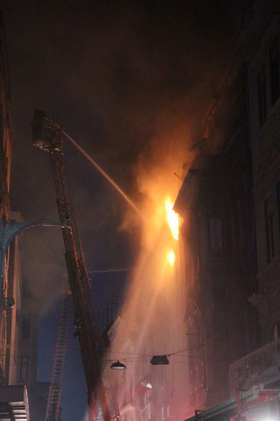 Tarihi han alev alev yandı - Resim: 3