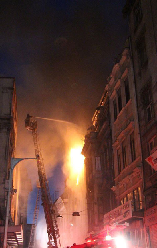 Tarihi han alev alev yandı - Resim: 1