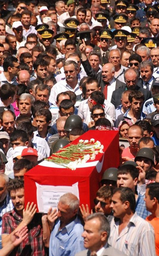 Şemdinli şehitleri böyle uğurlandı - Resim: 1