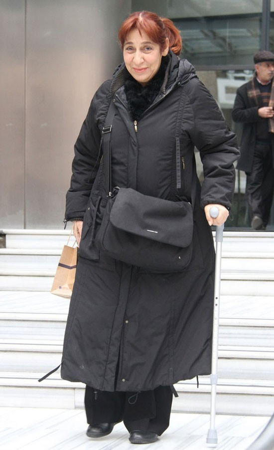 Ünlü oyuncu hastanelik oldu! Elinde bastonla... - Resim: 4