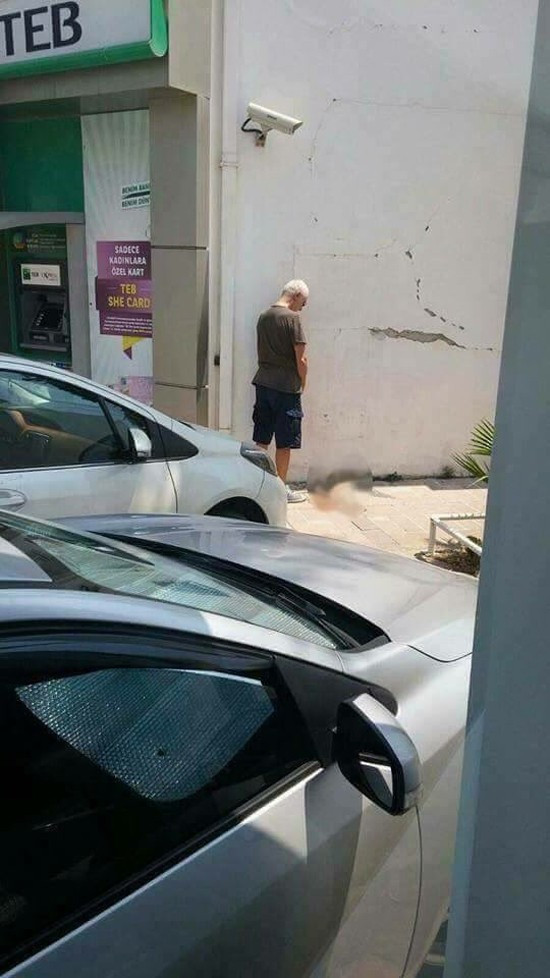 İlhan Şeşen sokağın ortasında tuvaletini yaptı - Resim: 3