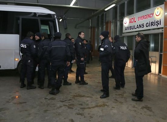 Üniversite karıştı! 3 kişi yaralandı - Resim: 1