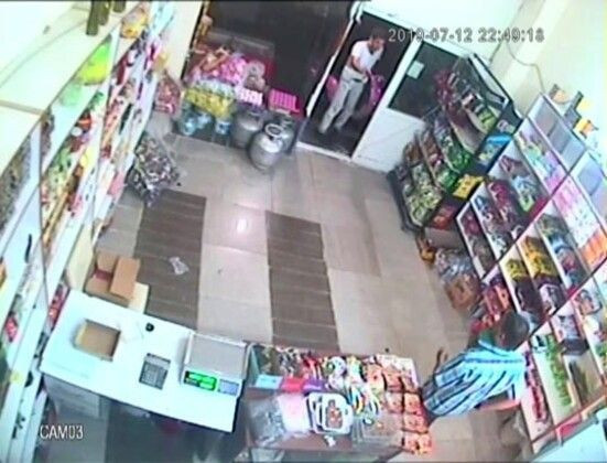 Adana'da bıçak çekerek tehdit ettiği bakkalın 350 lirasını gasp etti! - Resim: 2