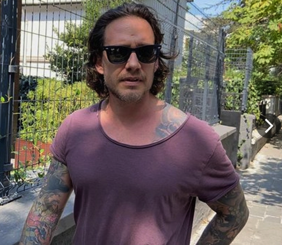 Sezen Aksu'nun oğlu Mithat Can Özer'in son hali herkesi hayrete düşürdü! Bambaşka biri olmuş - Resim: 1