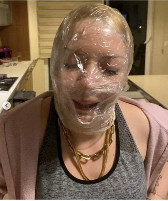 Ece Seçkin'den şaşırtan karantina pozu kendini streçledi - Resim: 4