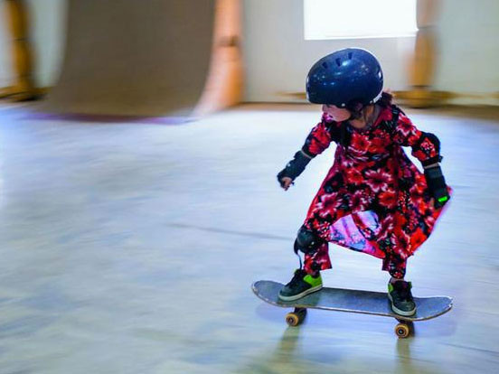 Bisiklet yasaklanınca Afgan kızlar kaykaya biniyor - Resim: 2