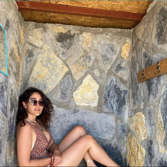 Mahmut Tuncer'in kızı Gizem Tuncer'den bol dekolteli plaj pozu "doğdu güneşim" - Resim: 2