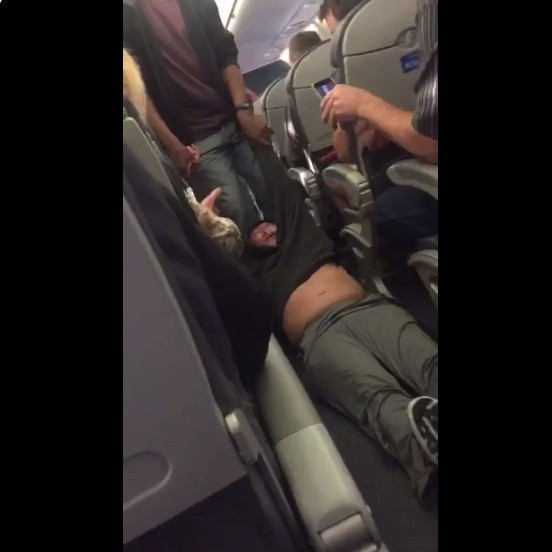 Skandal görüntülerden sonra uçağa böyle bindiler  - Resim: 2