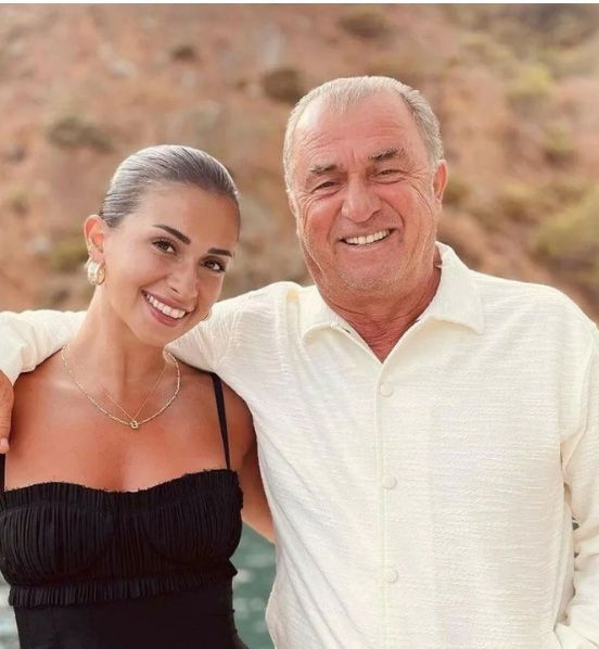 Fatih Terim'in kızı Buse Terim tarzıyla dikkat çekti: "İntikam kıyafeti" - Resim: 1