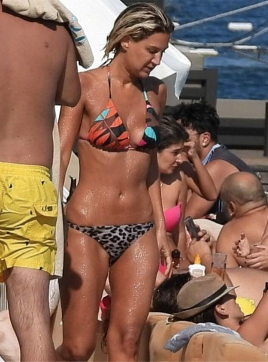 Yahşi Cazibe Hande Katipoğlu üstsüz güneşlenirken yakalandı! - Resim: 2