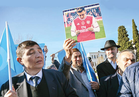 Mesut Özil'in Müslümanlara verdiği destek sonunu getirdi 10 ayda kalemini kırdılar - Resim: 0