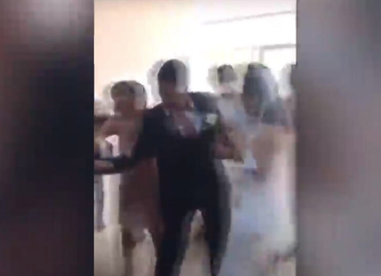 Düğünde skandal! 'Evlenemezsin seni seviyorum' diye damadın üstüne atladı - Resim: 4