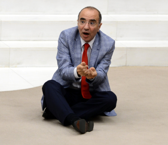 CHP'li vekil Meclis'te bakın ne yaptı? - Resim: 1