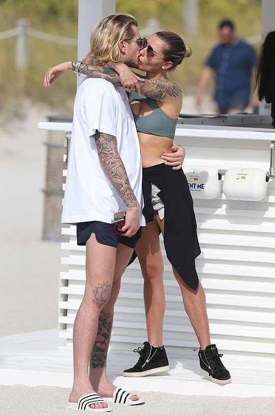 Karius güzel modelle öpüşürken yakalandı - Resim: 4