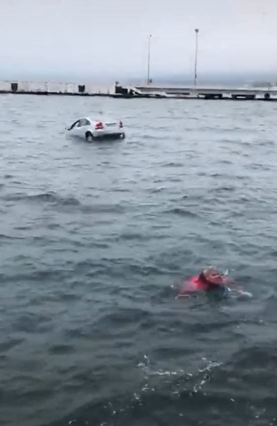 Sinop'ta aracını denize sürerek intihara kalkıştı  o anlar kamerada - Resim: 4